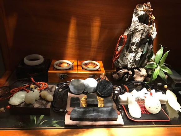 专业玩家的文玩展示柜，小编买不起