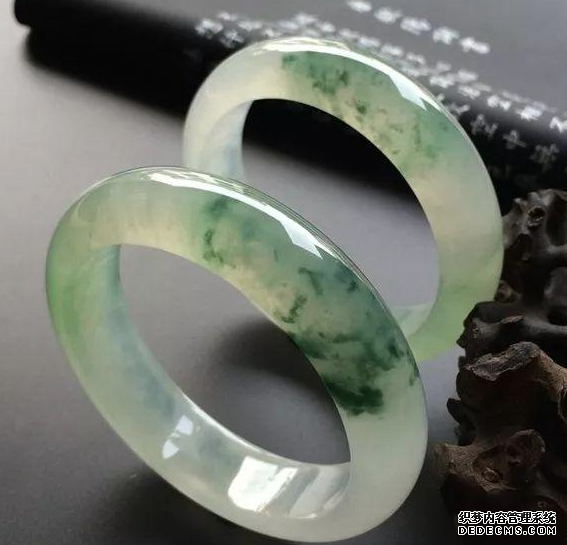 是买翡翠手镯划算呢？还是翡翠挂件划算呢？其实这与你的预算有关