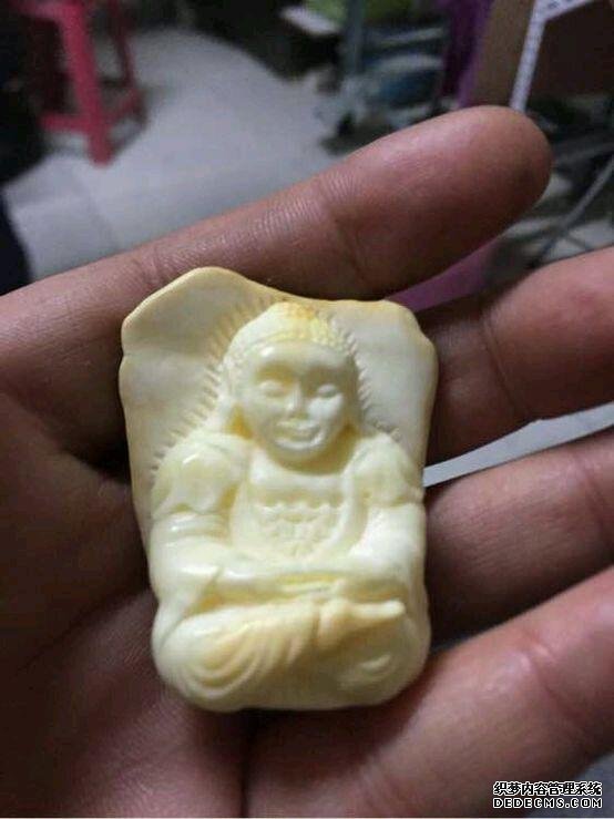 琥珀雕刻成这样，不如不雕