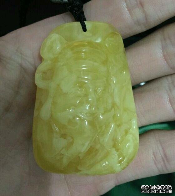 琥珀雕刻成这样，不如不雕