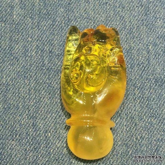 琥珀雕刻成这样，不如不雕