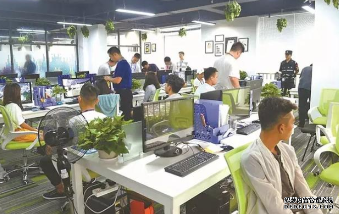  看似光鲜的玉石珠宝销售公司隐藏着不可告人的<a href='www.aiwenwan.net' target='_blank'><u>秘密</u></a>；微信上句句甜言蜜语背后却充斥着恶意和欺骗；赌石致富的诱惑下是一个个早已设下的“<a href='www.aiwenwan.net' target='_blank'><u>陷阱</u></a>”…… 这是一家装修<a href='www.aiwenwan.net' target='_blank'><u>豪华</u></a>、员工<a href='www.aiwenwan.net' target='_blank'><u>众多</u></a>的玉石珠宝销售公司