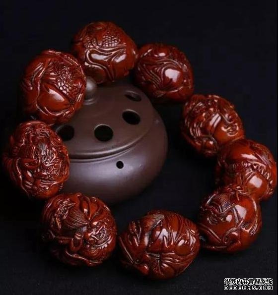 娜姐说文玩：你的橄榄核，为什么玩不出酒红色？<a href='www.aiwenwan.net' target='_blank'><u>原因</u></a>就在这里！