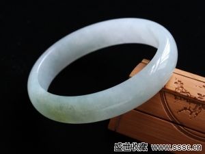 翡翠手镯收藏更应重细节