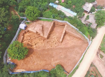 云南曲靖八塔台墓地发现护坡遗迹