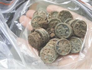 四川成都天府新区一宋代墓葬出土青铜象棋
