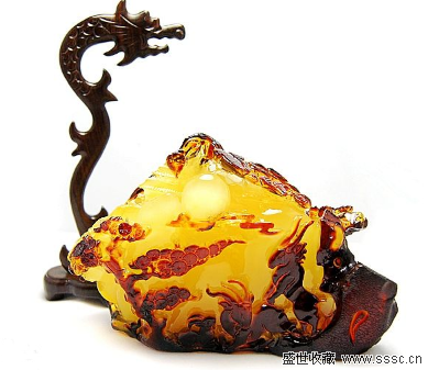 压制琥珀的泡花特别细碎