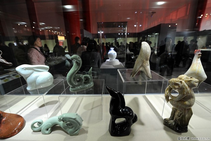 珍藏、展示名家大师的字画、雕刻、玉器、瓷器、绣品、金属工艺品等万余件（套）