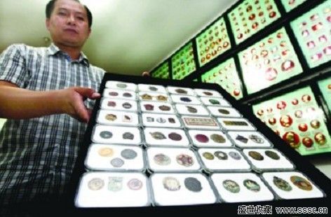 安徽男子收藏近万枚徽章