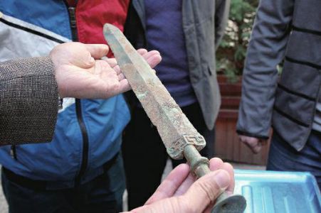 男子水泥料中发现战国青铜剑 主动上交获奖500元