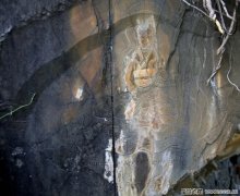 摩崖石刻群位于离金川县城不远的勒乌乡山上