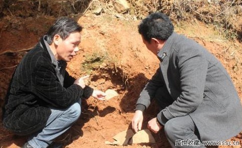 残片上仍留着清晰的麻布纹