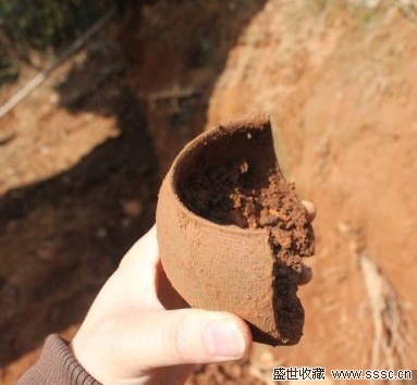 残片上仍留着清晰的麻布纹