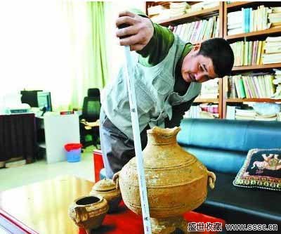 老太自家地里挖出汉陶器