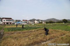 认为五峰地点的北侧城墙与东西两侧山体相通