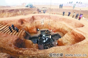 在湖北随州东周墓群的考古发掘现场