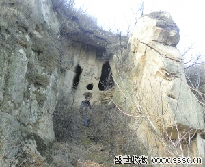 顶部平整的台面两侧有搭棚穿木的石眼