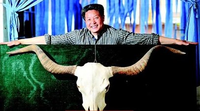 牦牛头骨竟与他的双臂相差无几