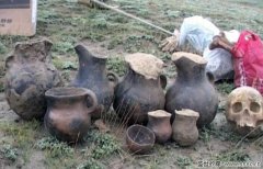  由于降水形成的洪水不断冲击河床