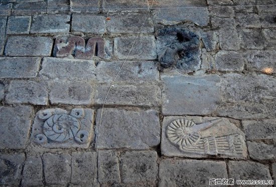  考古学家近日在墨西哥城特诺奇提特兰（Tenochtitlan）古神庙附近挖掘出土23个神秘的石刻