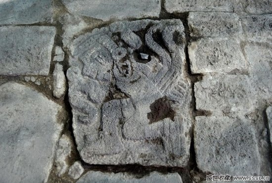  考古学家近日在墨西哥城特诺奇提特兰（Tenochtitlan）古神庙附近挖掘出土23个神秘的石刻