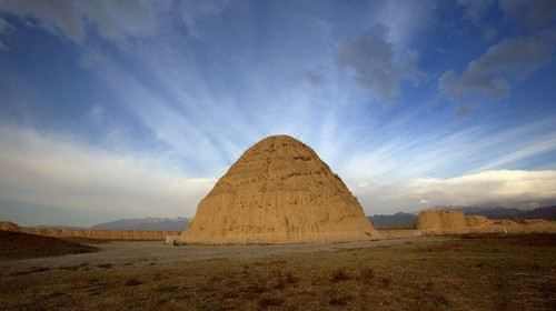 古墓被盗考古员大怒,一气之下踹垮墓墙,却让国宝重见天日