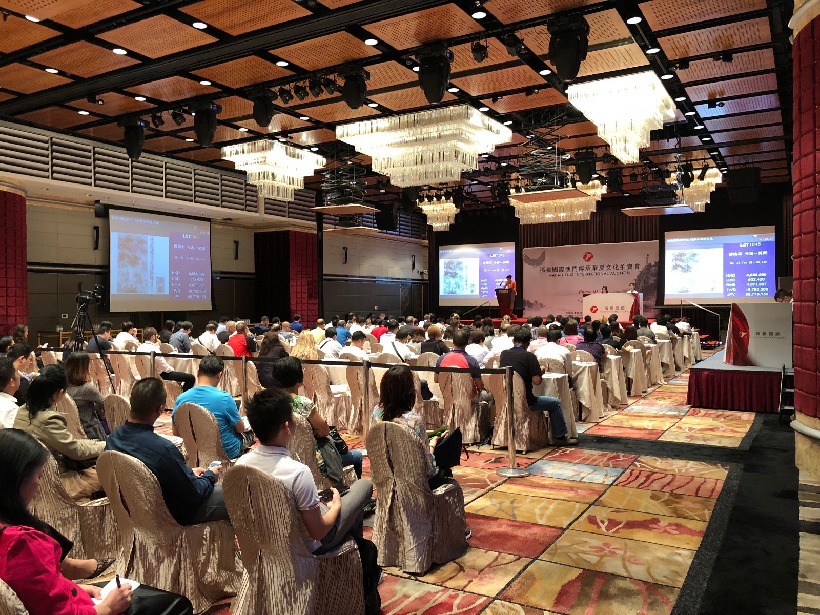 依托海外华人与西方融合的文化环境