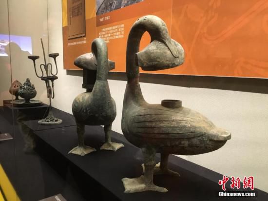 海昏侯墓出土的青铜雁鱼灯。 中新网记者 翟璐 摄