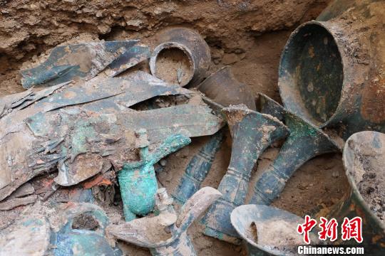 酒务头商代墓地出土青铜器。　考古所提供 摄
