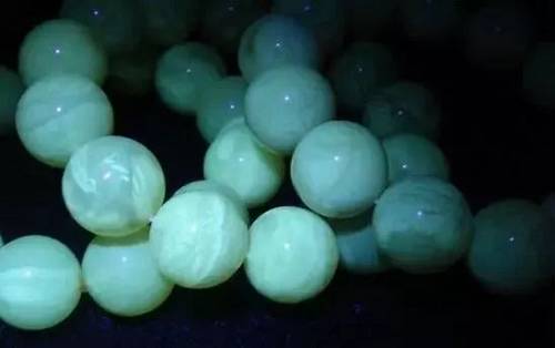 **如何区分天然蜜蜡与压制蜜蜡，一招搞定！