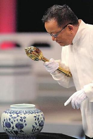 一位男子携带着甜白釉压手杯参加了节目的录制