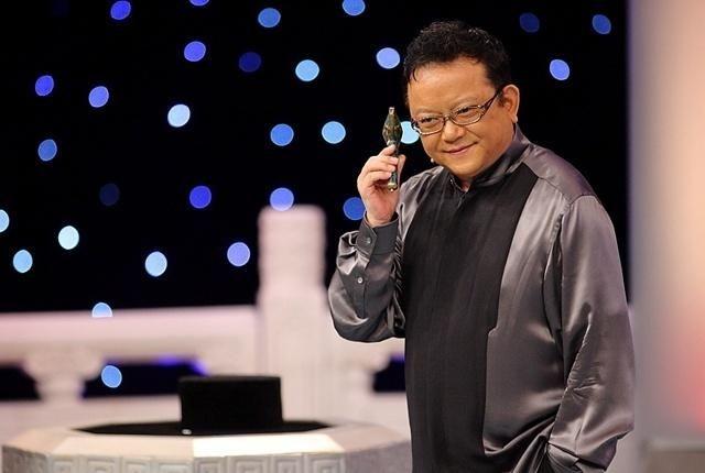 一位男子携带着甜白釉压手杯参加了节目的录制