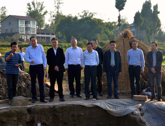 确保早日建成投入使用造福群众