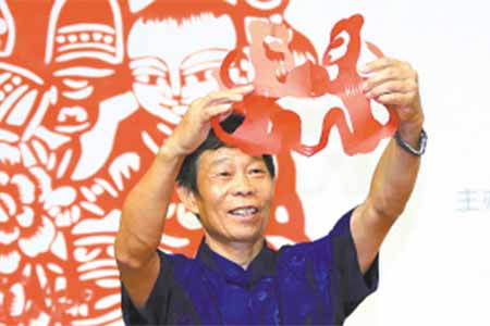  谢才华从事剪纸50余年来