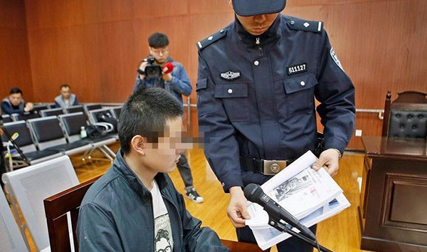 多次网购军装拍不雅照上传境内外网站，90后男子获刑1年