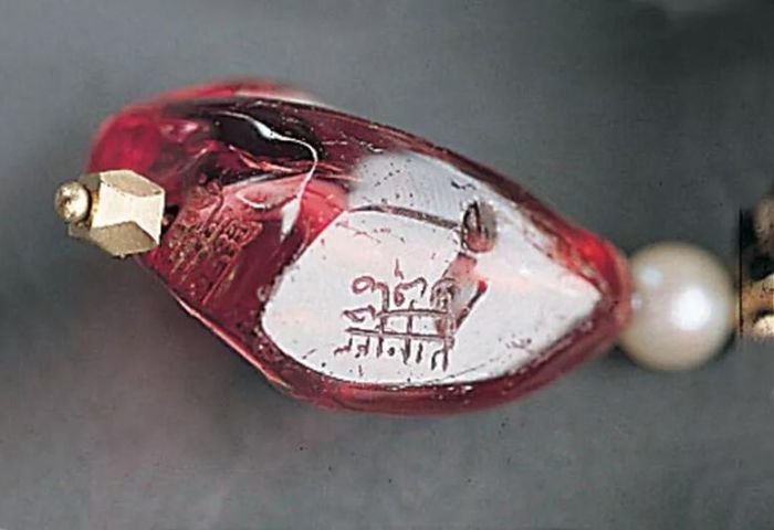 证明它是“Gübelin宝石鉴定所迄今验证过的、最巨型的琢面蓝宝石