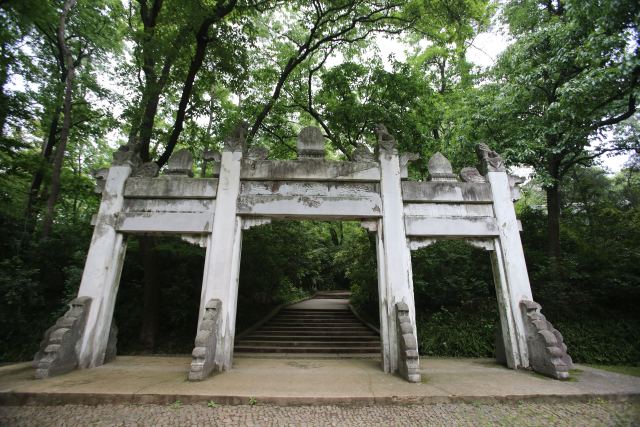 圆明园一度成为周边居民盖屋建房的“建筑材料供应地”