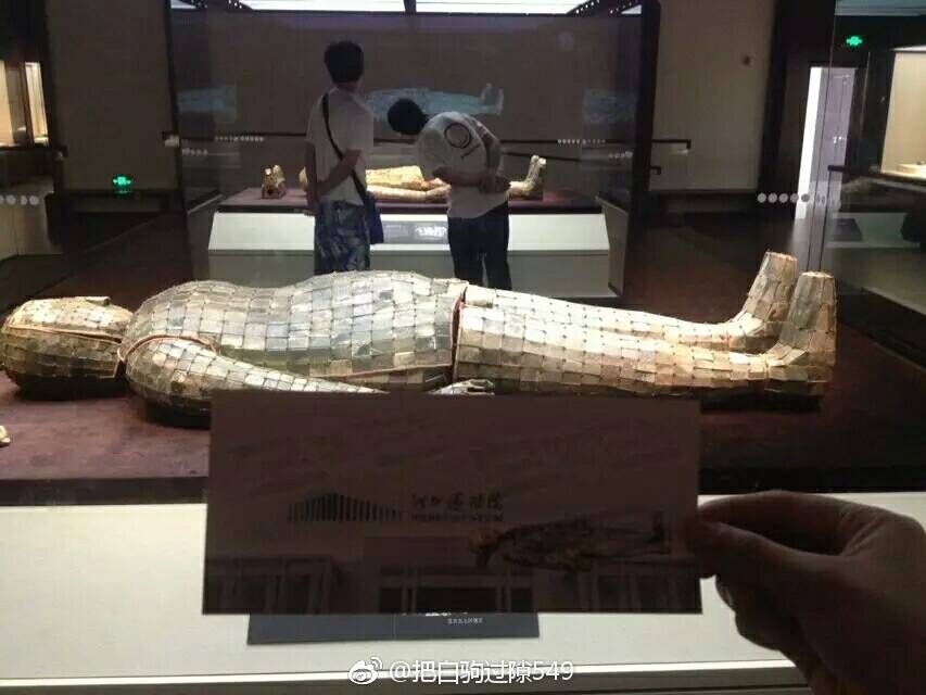 西安古玩市场惊现“金缕玉衣” 引网友调侃