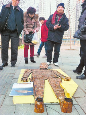 卖家是这么忽悠的：“我是湖北省孝感人，在郑州做房地产生意，赔了，不得不把祖上传下来的这件宝贝便宜出手,最低售价5万元。你买去，三五千万甚至几个亿都能出手。”