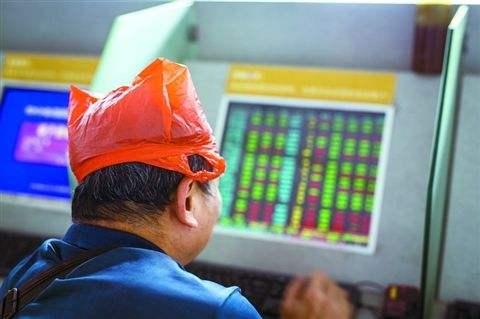 而如果你手中拿着的是前期也没怎么大涨的股票