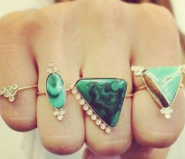 ����ʯ�޷��ֵ�����ɫ�ջ�